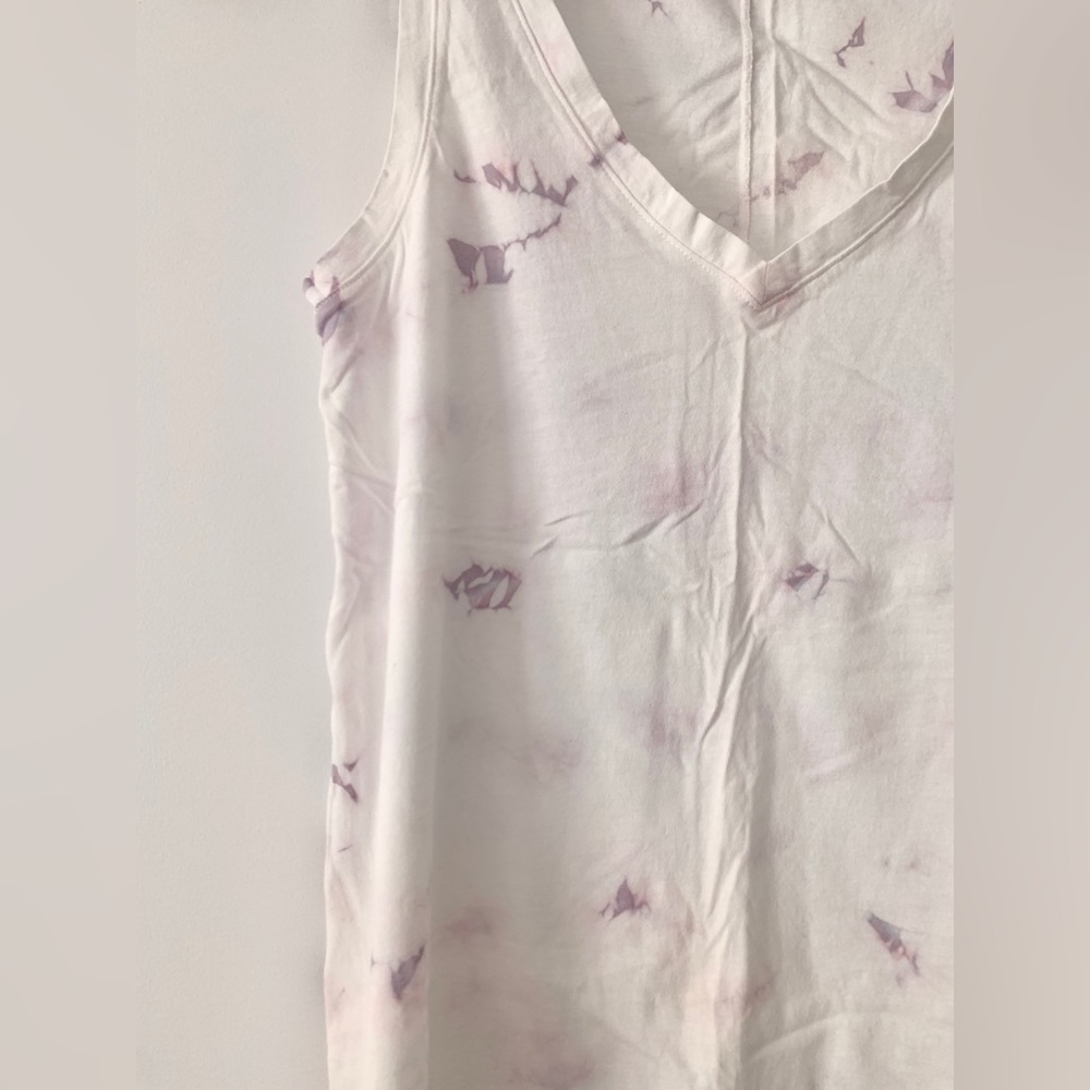 🌟PRICE DROP🌟 NWOT! GAP white + purple v-neck TIE-DYE TANK TOP Size XS Petite - Picture 3 of 5